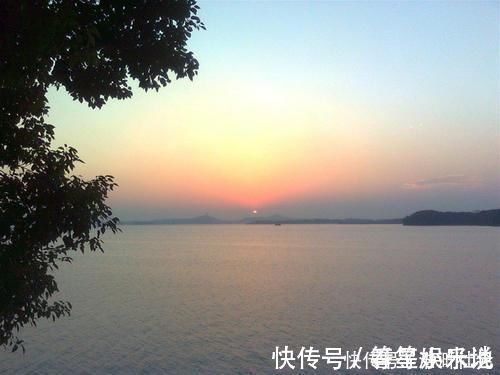 作者#一首意义深刻的诗,全篇语言犀利又辛辣,其中两句最是出名