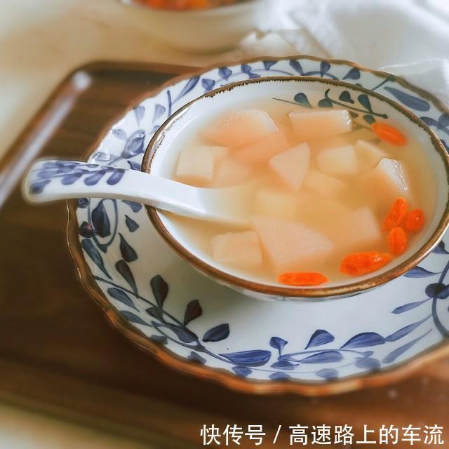 马蹄雪梨甜汤，清甜去火，适合秋冬季节