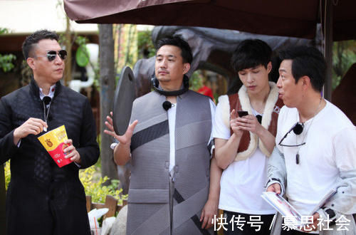 岳云鹏和贾乃亮抢节目组的车，导演态度引热议终于像鸡条了