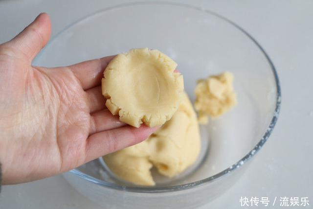 做法比馒头简单,味道比煎饼好吃的饼干,面粉加鸡蛋,香酥又管饱