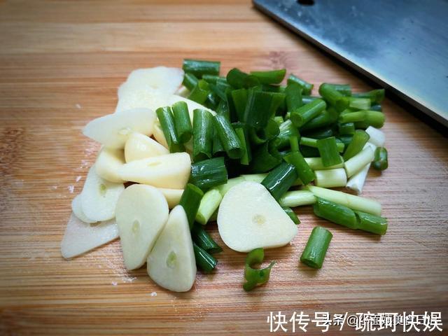 芹菜|芹菜和这菜是“黄金搭档”,营养和口感比豆腐干还好,孩子特爱吃