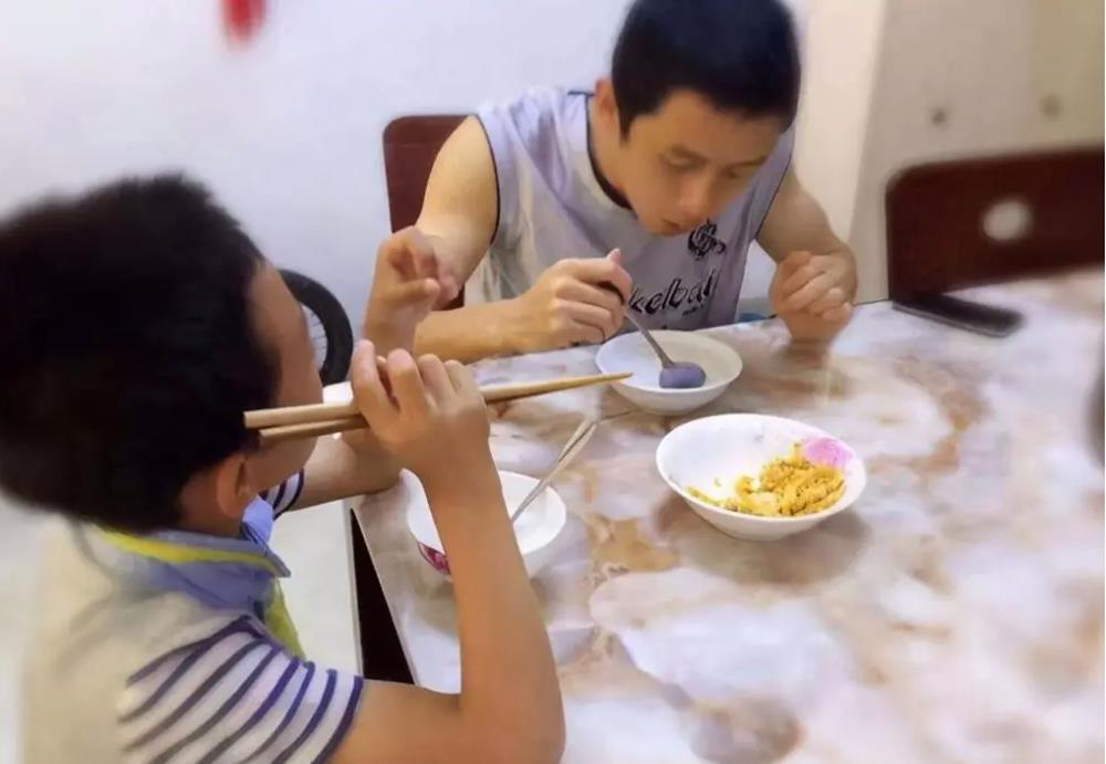 嫌弃|“不吃娃的剩饭,宝妈被老人数落”惹争议,孩子的剩饭,你吃吗?