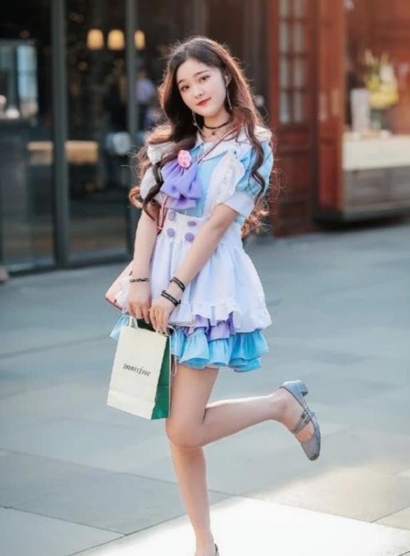 街拍美女白裹胸配紧身裤，身材紧致有型，浑身散发浓浓女人味