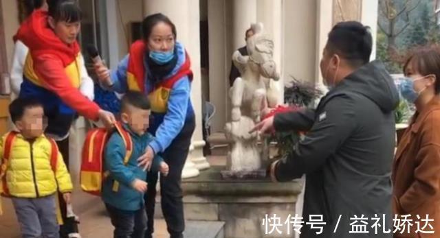 孩子|宝爸首次接娃走红，老师满脸戒备，爸爸急出汗：我真是他爹