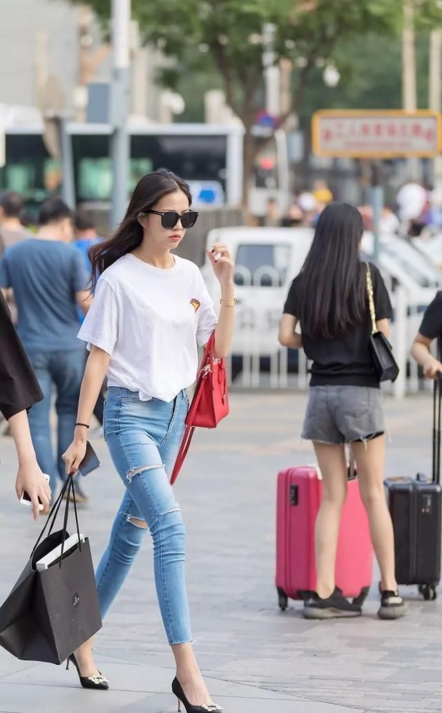 街拍运动型美女就是不一样，气质非凡，曲线迷人