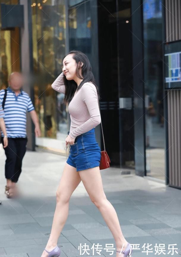 丝绸|美女把两条“丝绸”挂身上就当上衣,为了时髦真是“豁出去了”