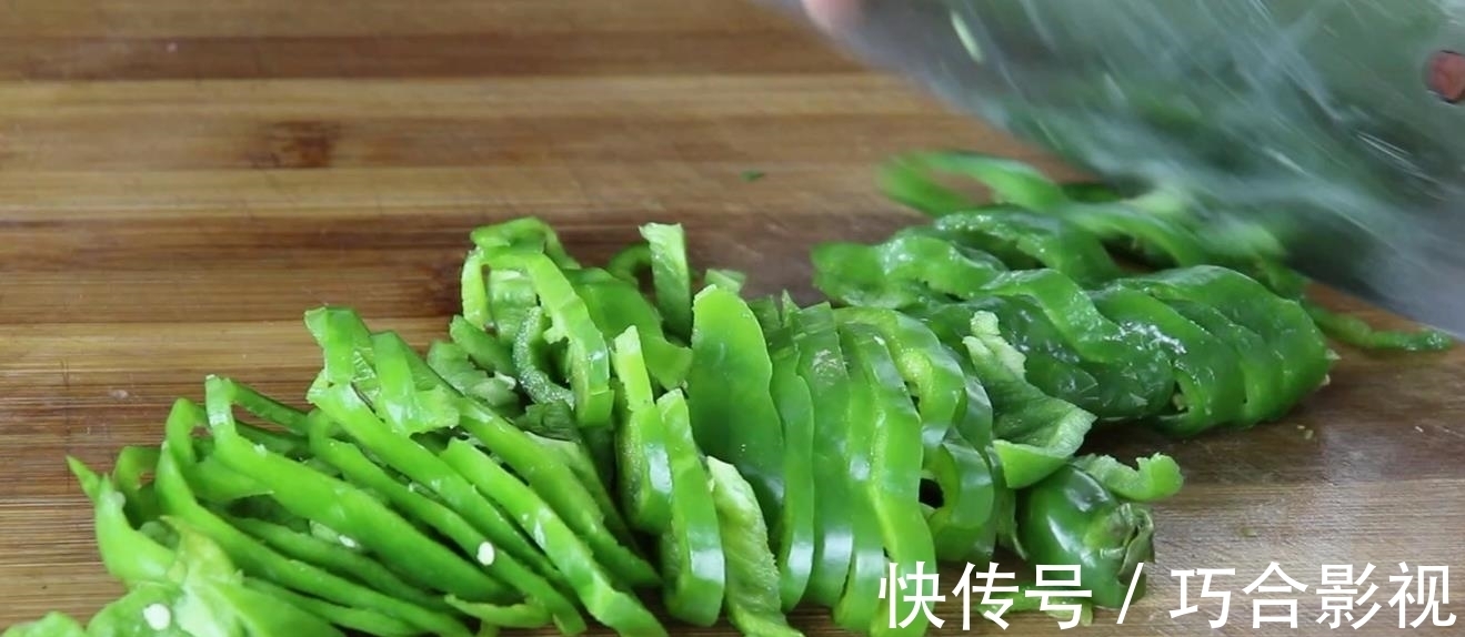 青椒别炒着吃了,加1碗面粉,教你1个新做法,比大鱼大肉还好吃