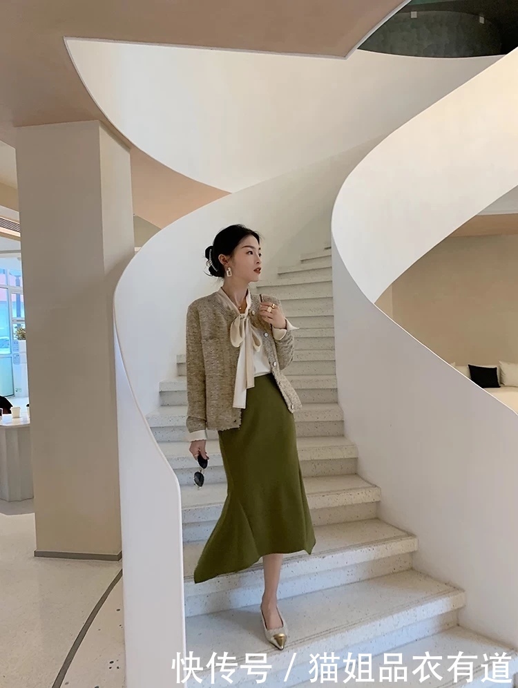 仅158cm高、一个孩子的辣妈,看她的职场穿搭,值得中年女人借鉴