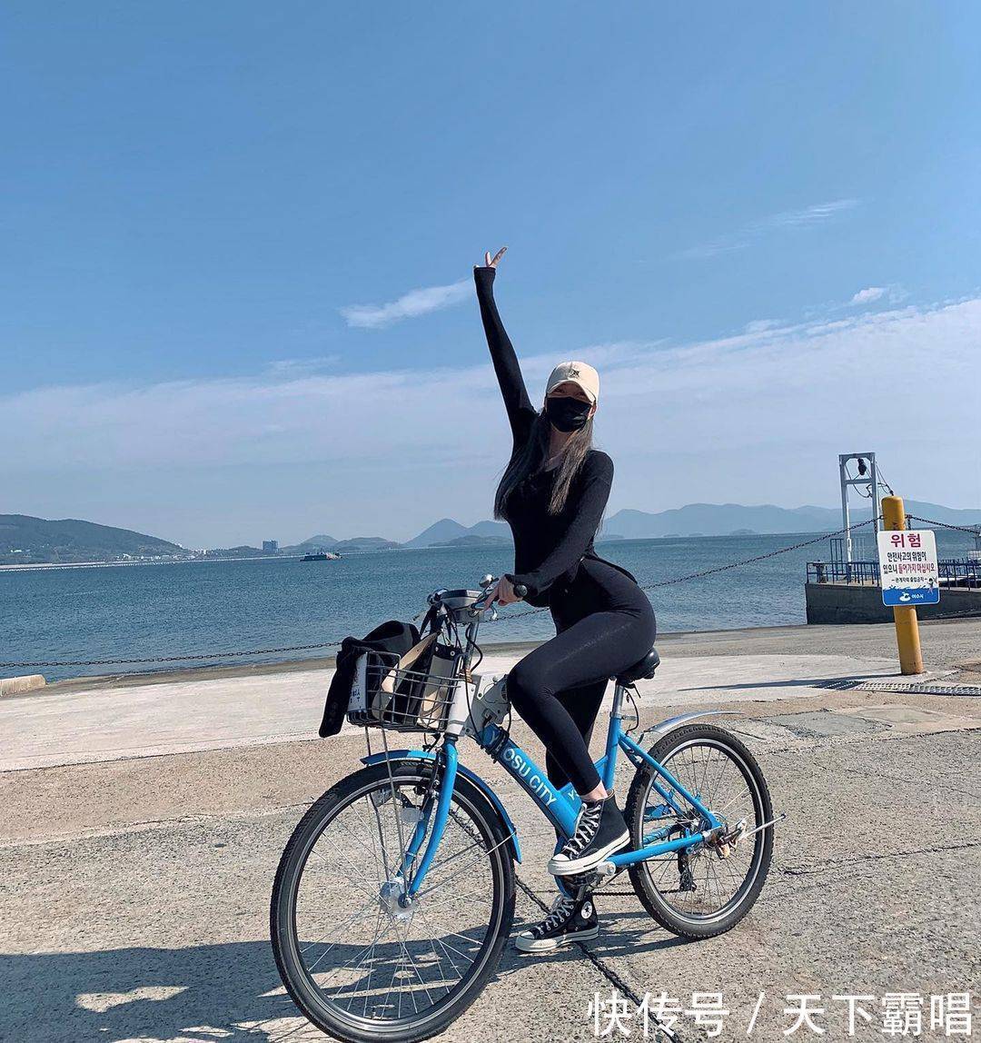 骑自行车 冬春时节,运动打底裤要怎么搭配,看小姐姐的穿搭既时尚又柔美
