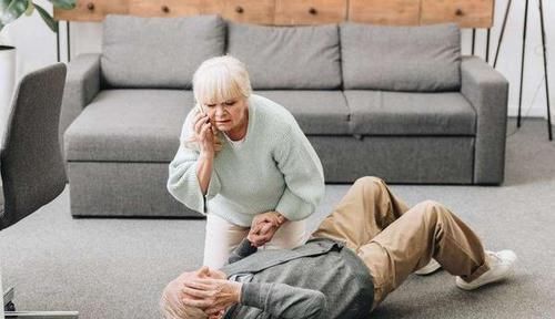 疾病|引发中风的4个诱因,需留意!中风来临前,身体会发出4个信号!