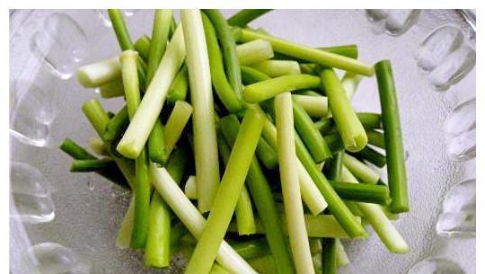 下饭|蒜薹不要再炒肉吃了，这样吃下饭还爽口，保你多吃两碗米饭！