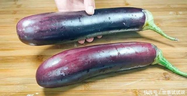 炒茄子时,切记不可直接下油锅!学会关键一步,茄子不发黑不油腻
