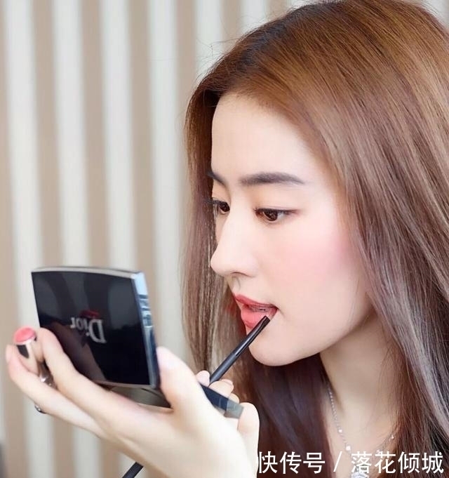 纸巾|真正精致的女人,出门包里都会有这5样东西,少一样都不“精致”