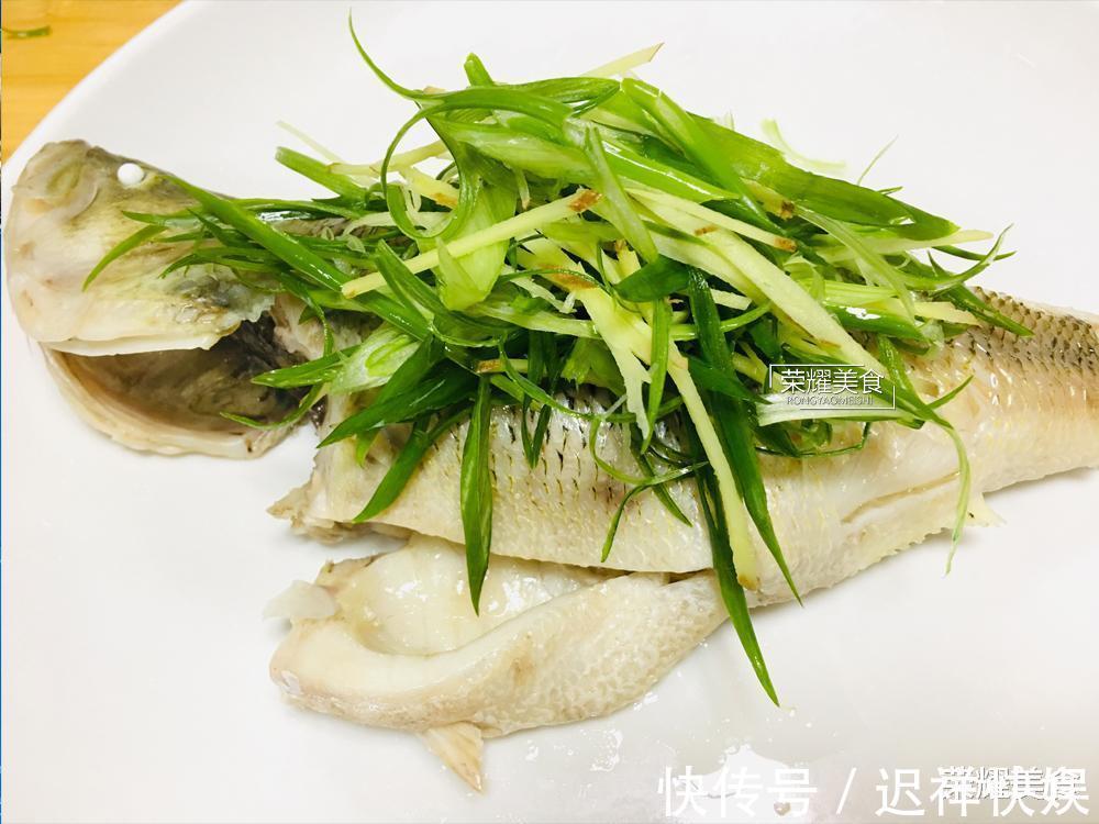 清蒸鲈鱼时,放盐和料酒就错了,教你正确做法,鱼肉鲜嫩没有腥味