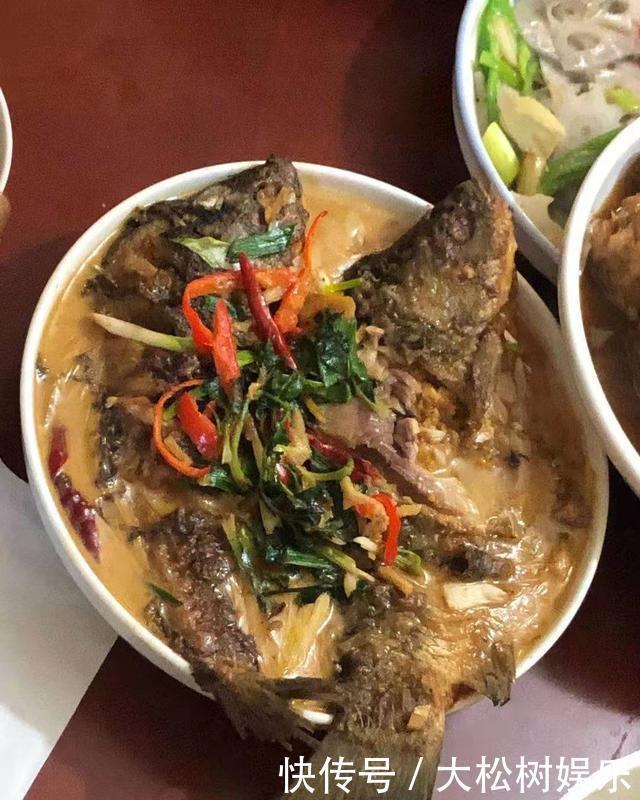 回婆家过年,弟媳妇做了一桌接地气的饭菜,网友:这才是家的味道