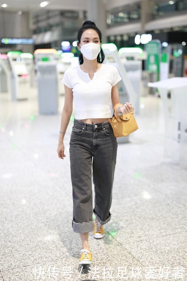 阔腿裤已经下岗了,今年流行这6条“吃肉裤”,显瘦时髦谁穿谁美