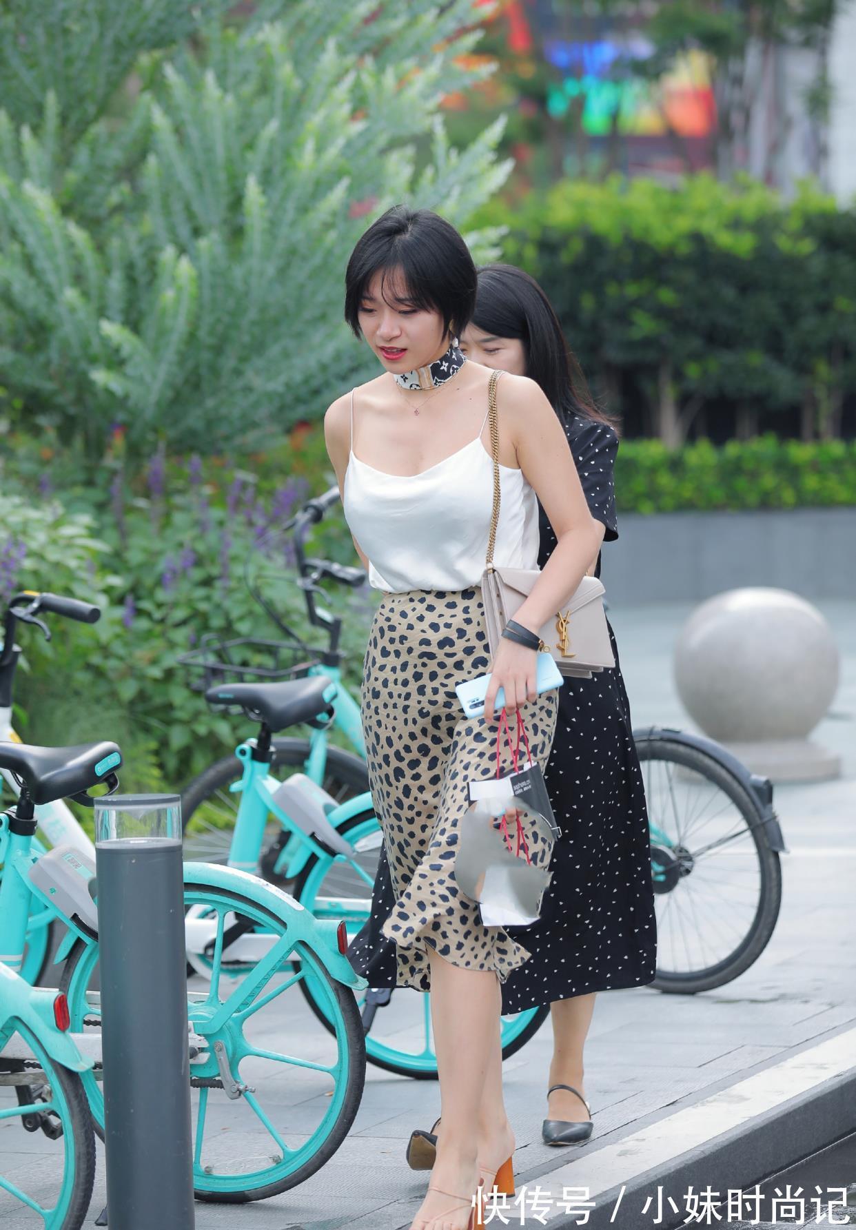 白色 时尚穿搭:白色吊带上衣搭配豹纹裙