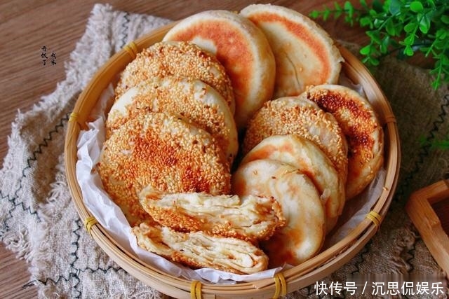 烧饼|酥到掉渣的烧饼,平底锅就能做,每次一斤面,咸香酥脆,出锅必光