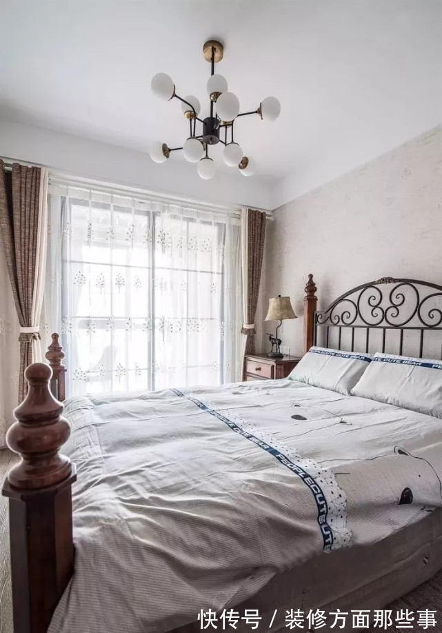 落地窗|127平现代风阳台隔出小书房,临着大大的落地窗,轻松又惬意