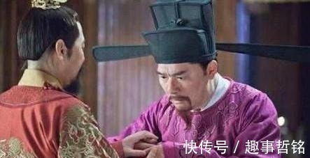 皇帝@皇帝在宰相衣服上烫个洞,次年洞仍在,皇帝:打开库房