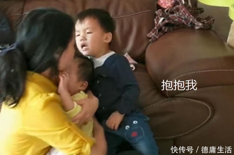 2岁半大宝和二胎“抢母乳”,宝妈心疼又无奈喂奶还要躲着他