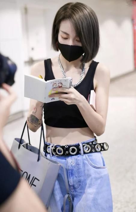 时尚性感美女,紧身衣搭配牛仔裤,让人一眼忘不掉