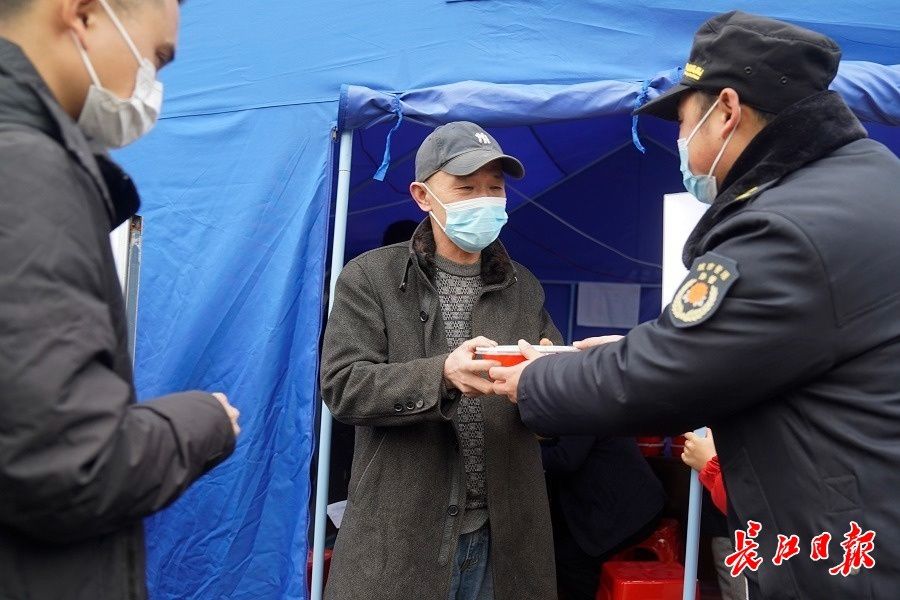 春节|除夕收到一碗有温度的热干面，来汉游客点赞“武汉礼遇”