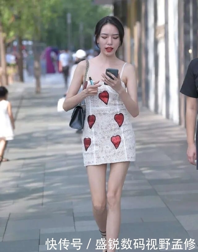 流行|收起你的T恤短裤,今夏流行“桃心裙”,跟着穿时髦又显瘦