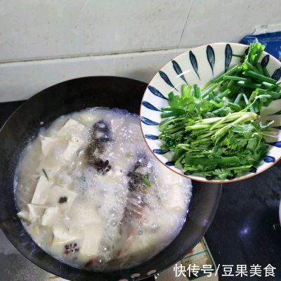 豆腐鲫鱼汤|教你一招,做出的奶白鲫鱼豆腐汤越吃越香
