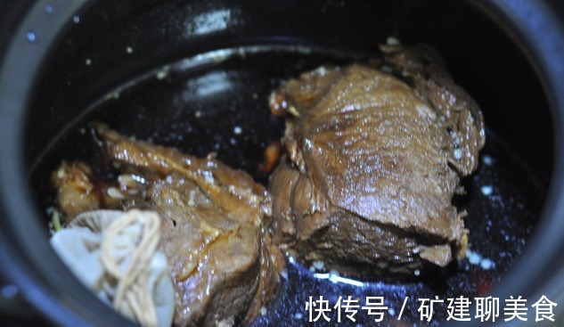 卤肉|做酱牛肉,只需4种调料,牢记关键3步,牛肉酱香红润,酥烂不塞牙