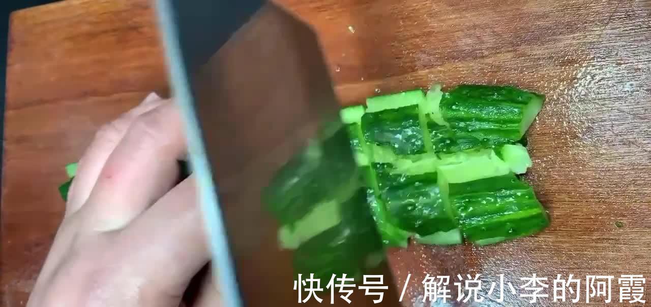 凉拌黄瓜,取材方便做法简单,鲜嫩爽脆酸辣开胃,越吃越上瘾