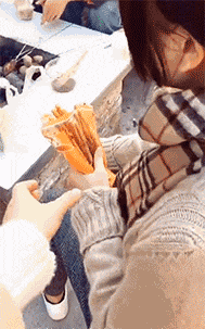 |搞笑GIF:骚年,抢一次镜头就好了,非要被打了才知道错