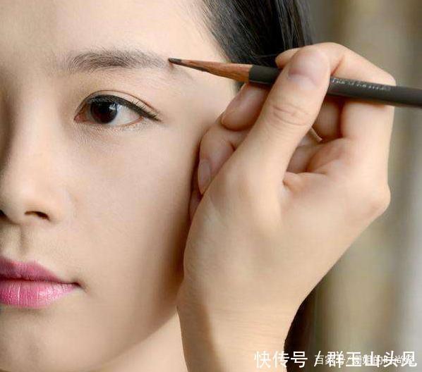 女人再忙也要记住出门尽量化淡妆,教你正确顺序,简单又漂亮