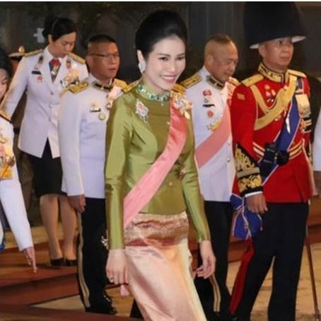 泰王&苏提达和诗妮娜,为了一把御椅杠上了,后妃暗斗没有停止