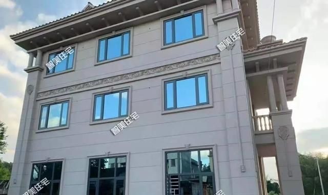 旋转楼梯|50万就可以在老家盖豪宅，配挑空客厅和旋转楼梯，每一面都很美