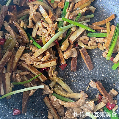 肉丝|这道我最拿手的香干榨菜肉丝，好吃到停不下筷子