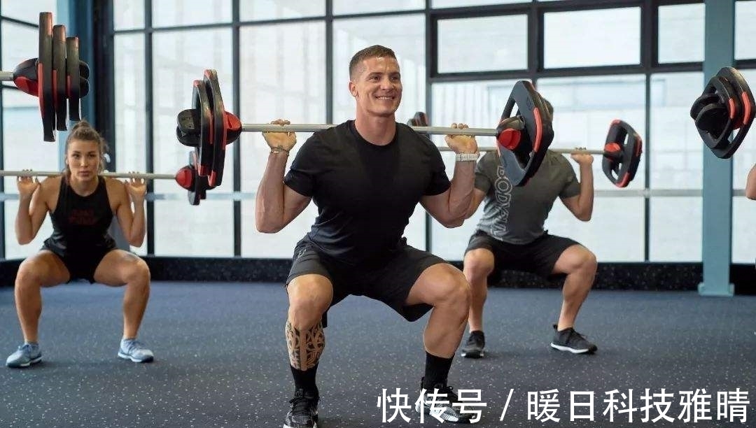 膝盖|进行深蹲训练,总是重心不稳,了解调整方法,提高训练稳定性