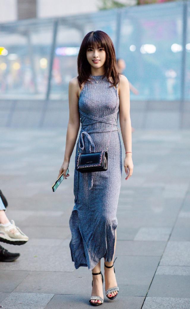 街拍:清新甜美的小姐姐,连体裤搭配高跟鞋,简约却并不简单