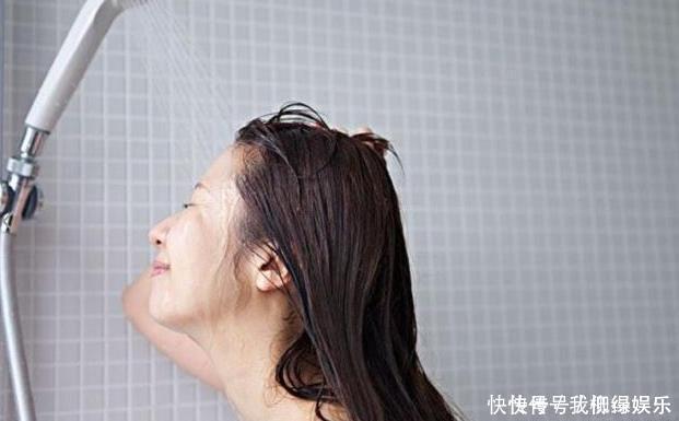 搓出|洗澡时搓出的“泥”是何物冬季洗澡牢记3点,健康长寿自来