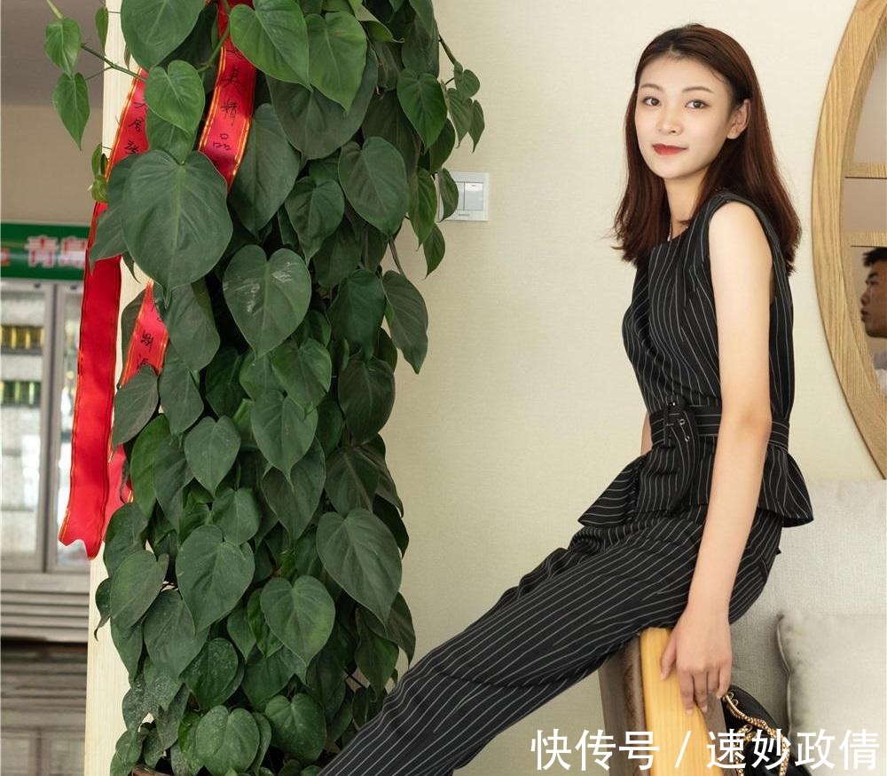 时尚|黑色条纹套装配一双白色尖头细跟高跟鞋,时尚干练有型