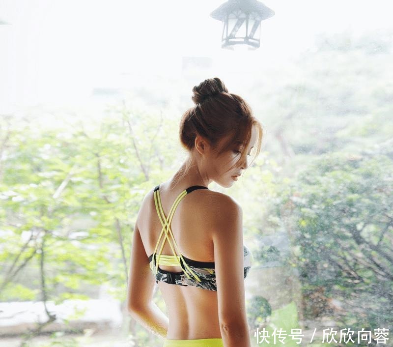 小姐姐运动装秀事业线,肌肤水嫩,身材性感迷人!