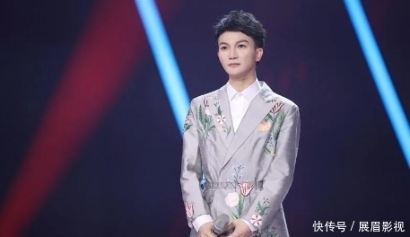 好声音节目组请他三次才同意参加,却早早被那英淘汰,今红到发紫