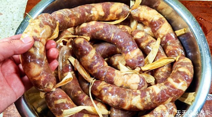 灌香肠时，牢记配方“3白1黄1黑”，腊肠鲜香入味有嚼劲，无腥味