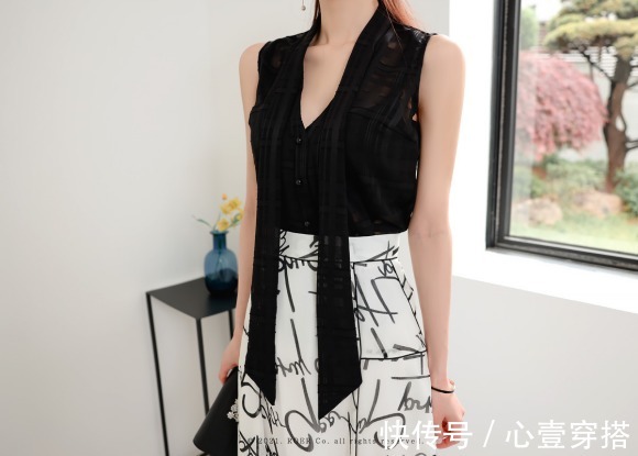 时尚|女神孙允珠高清时尚搭配:韵墨雪纺束领字母层叠无袖裙