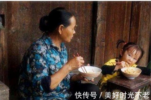 孙子|“奶奶,你又来假装带娃了”,孙子天真的话语,让奶奶尴尬不已