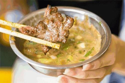 在东北，芝麻酱才是烤肉蘸料的赞歌