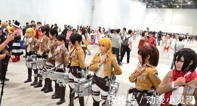动漫游戏|进击的巨人热度有多高?漫展被巨人粉占领,满大街的自由之翼