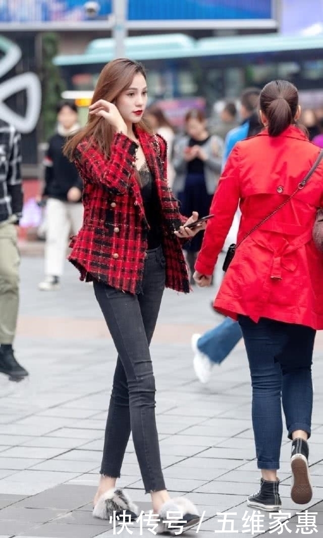 路人街拍，美女白色瑜伽裤搭配粉红色短袖，呈现女人魅力