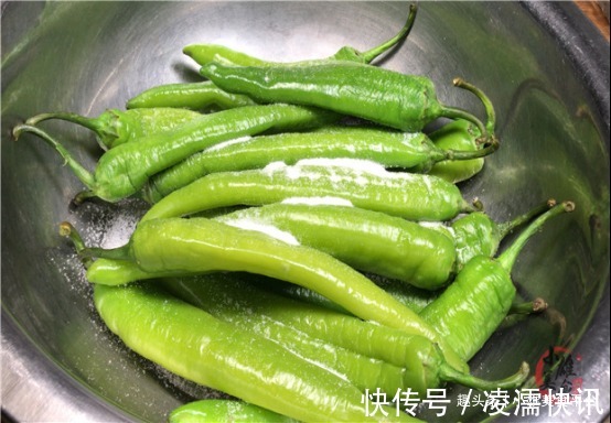 原来腌辣椒这么简单,不加一滴水,坛子不生花不易坏,三天就能吃
