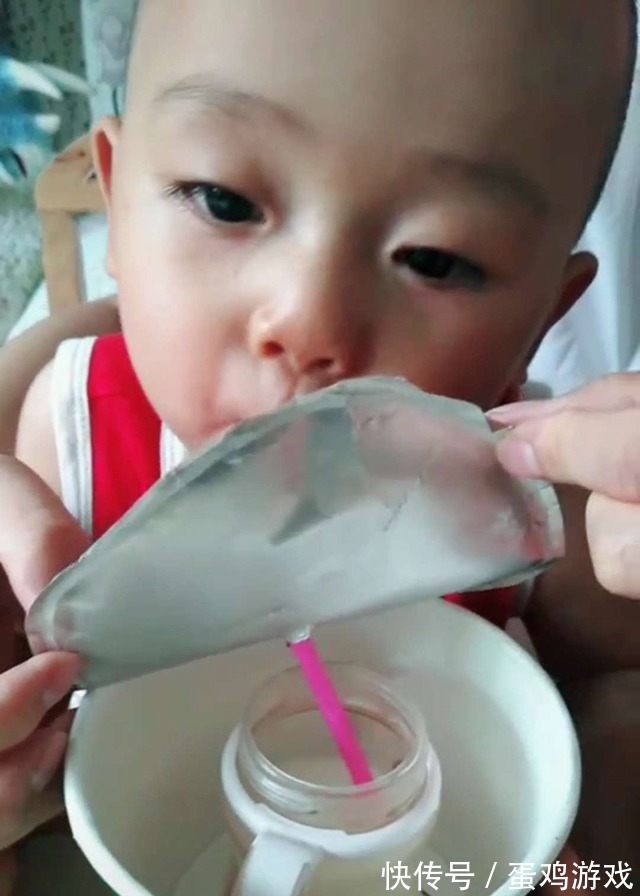 斗智斗勇|“最调皮爸爸”火了,儿子厌食不吃奶,用偷梁换柱的办法套路儿子